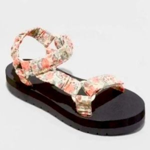 Universal thread platform Velcro sandals. Size 11